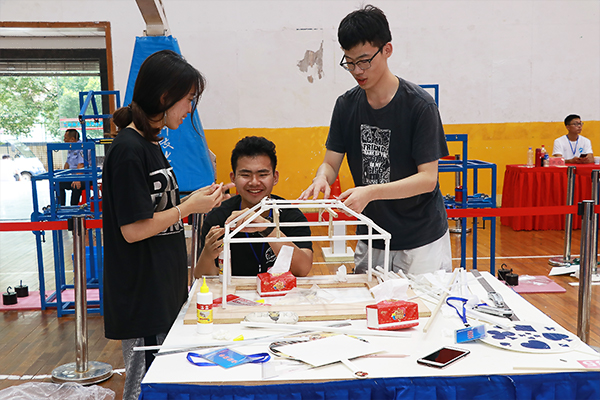参赛小组成员合作完成模型制作 米乐mile官方网站宣传部 隋明潓 摄0.jpg